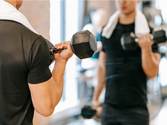 Sportler beim Krafttraining mit Hanteln – Mineralien für aktive Menschen