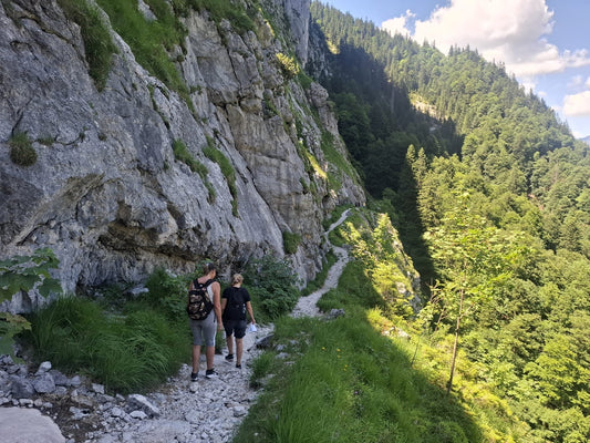 Zwei Wanderer auf einem alpinen Felsenpfad in den Alpen – natürliche Mineralien für aktive Menschen