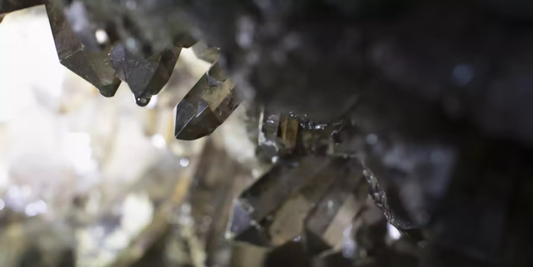Mineralkristalle aus dem Inneren des Gotthardmassivs – Granit-Urgestein in Nahaufnahme